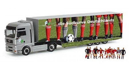 Herpa 151573 MAN TGA XXL Koffer-Sattelzug "die Südkurve Deutschlands mit Fußballmannschaft und Schiedsrichter"